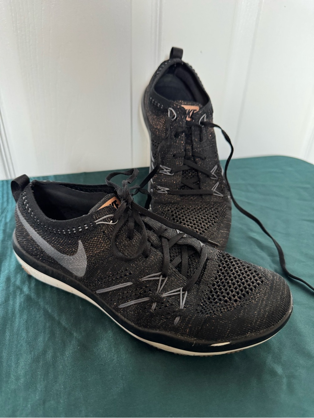Nike Women's Free TR Focus Flyknit Training Sneakers black bronze/copper sparkle